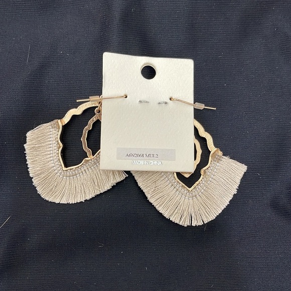 NEW Tassel Fan Dangle Earrings - Picture 3 of 4